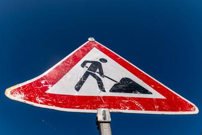 Verkehrszeichen Baustelle vor blauem Himmel-stock-foto