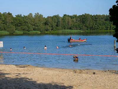 Personensuche im Silbersee Langenhagen Suchkette mit Rettungsschwimmern suchen den Uferbereich ab. *** Search for people-stock-foto