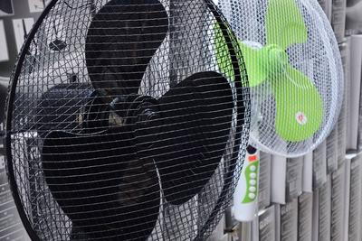 Ventilator 08 08 2018 Berlin Deutschland GER Ventilatorenangebot am Stra?enrand im Einzelhan-stock-foto