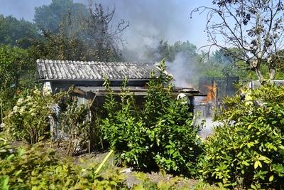 cntv Brand Feuer Rauch Qualm Flammen Feuerwehrleute im Einsatz bei Loeschen einer Gartenlaube 13.August 2025 in Hamburg Horn Am Mittwoch mittag wurde die Feuerwehr zu einer brennenden Gartenlaube in einem Kleingartenverein in der Strasse Bei den Tennisplaetzen gerufen. die Feuerwehr konnte den Brand l?schen aber einen vermutlichen totalverlust der Laube nicht abwenden Hamburg Deutschland *** cntv fire fire smoke smoke flames firefighters in action extinguishing a gazebo 13 August 2025 in Hamburg Horn On Wednesday noon the fire department was called to a burning gazebo in an allotment garden association in the street Bei den Tennisplaetzen the fire department was able to extinguish the fire but could not avert a presumed total loss of the-stock-foto