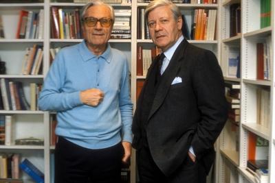 Helmut Schmidt (Deutschland/SPD/Mitherausgeber Die Zeit) neben Verleger Gerd Bucerius (li.) in seinem B?ro in Hamburg-stock-foto