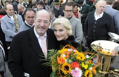 M?nchen, Oktoberfest, 300 Musiker spielen zum Standkonzert die Bayernhymne wurde gesungen von Kriemhild Siegel hier mit-stock-foto