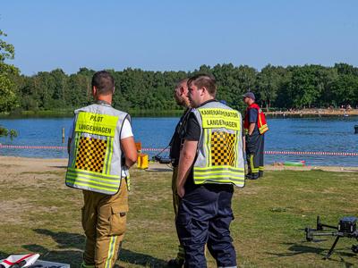 Personensuche im Silbersee Langenhagen Gro?aufgebot an Feuerwehren, DLRG, Rettungstauchern und Rettungsbooten suchen nac-stock-foto