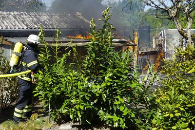 cntv Brand Feuer Rauch Qualm Flammen Feuerwehrleute im Einsatz bei Loeschen einer Gartenlaube 13.August 2025 in Hamburg Horn Am Mittwoch mittag wurde die Feuerwehr zu einer brennenden Gartenlaube in einem Kleingartenverein in der Strasse Bei den Tennisplaetzen gerufen. die Feuerwehr konnte den Brand l?schen aber einen vermutlichen totalverlust der Laube nicht abwenden Hamburg Deutschland *** cntv fire fire smoke smoke flames firefighters in action extinguishing a gazebo 13 August 2025 in Hamburg Horn On Wednesday noon the fire department was called to a burning gazebo in an allotment garden association in the street Bei den Tennisplaetzen the fire department was able to extinguish the fire but could not avert a presumed total loss of the-stock-foto