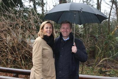 Hannover, 27.01.2008, Christian Wulff mit Bettina K?rner, Wulff beim Spaziergang in der Eilenriede unter Regenschirm, *-stock-foto