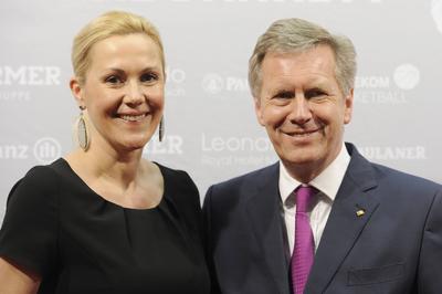 Drittes Liebescomeback bei Bettina und Christian Wulff. Archivfoto: Bettina WULFF mit Basketball mit Ehemann Christian W-stock-foto