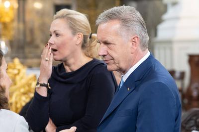Feierlichkeiten zum Tag der Deutschen Einheit 2023 ? ?kumenischer Gottesdienst in der Hauptkirche St. Michaeles ? Michel ? Bettina Wulf mit Ehemann Christian Wulff, Bundespr?sident a.D.,-stock-foto