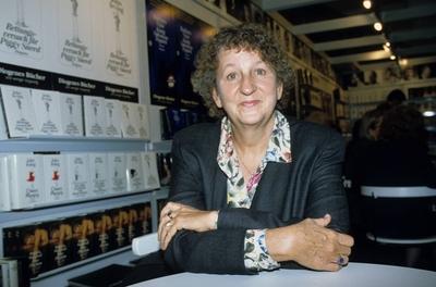 Ingrid Noll 10/93 pp Frau Autor dunkelhaarig Locken seri?s quer halb sitzend l?chelnd-stock-foto