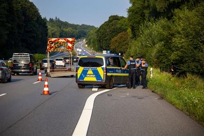 Autofahrerin kracht in Verkehrssicherungsanh?nger-stock-foto