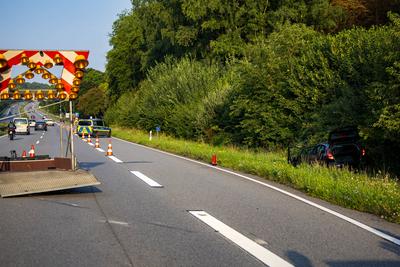 Autofahrerin kracht in Verkehrssicherungsanh?nger-stock-foto