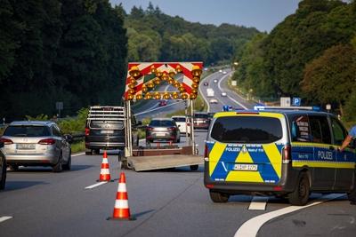 Autofahrerin kracht in Verkehrssicherungsanh?nger-stock-foto