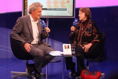 Moderator Dieter Moor und Autorin Ingrid Noll auf der Frankfurter Buchmesse in Frankfurt am Main-stock-foto