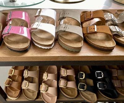20.02.2025,Deutschland, NRW,Schuhhersteller,Der Bundesgerichtshof hat entschieden, dass Birkenstock-Sandalen keine Kunst sind.Schaufenster mit Birkenstock Sandalen,-stock-foto