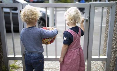 Thema: Strassenverkehr: Kinder werden vor dem Verkehr durch ein Toerchen geschuetzt. Bonn Deutschland *** Topic Road Tra-stock-foto