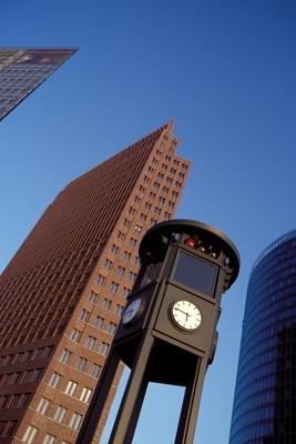 Bildnummer: 50058505  Datum: 15.06.2001  Copyright: imago/SteinachErste Ampelanlage Europas am Potsdamer Platz, Geb?ude, au?en, Au?enansicht , Objekte; Berlin, 2001, , Sehensw?rdigkeit , St?dte , Wahrzeichen, Nachbau, Verkehrsturm, Turm der Firma Siemens, T?rme, Wolkenkratzer, Hochhaus, Hochh?user, Historische Ampel, Ampeln, Ampelanlagen, Uhr, Uhren, hoch, Kbdia, Totale, Architektur, Kunst, B?rogeb?ude, Bauwerke, Denkm?ler, Deutschland, ohne, Reise, Europa; Aufnahmedatum gesch?tzt-stock-foto