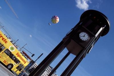 Bildnummer: 50058524  Datum: 15.09.2001  Copyright: imago/Steinach?lteste Ampelanlage Europas am Potsdamer Platz, Objekte; Berlin, 2001, Sehensw?rdigkeit , St?dte, Ballon, Ballons, Attraktion, Attraktionen, Werbung, TV, Fernsehen, Privatsender, Privatfernsehen, Medien, Freizeit, Wahrzeichen, Nachbau, Verkehrsturm, Turm der Firma Siemens, T?rme, Historische Ampel, Ampeln, Ampelanlagen, Uhr, Uhren, Sightseeing-Bus,; , quer, Kbdia, Totale, Medienunternehmen, Wirtschaft, Denkm?ler, Emblem, Logos, Deutschland, ohne, Reise, Europa; Aufnahmedatum gesch?tzt-stock-foto