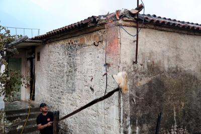 Firefighters spray water on a fire in the town of Delvine, south-east Albania, on August 13, 2025, as fire crews, aided-stock-foto