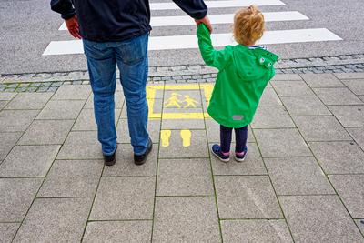 Sicher ist sicher. Hand in Hand steht das M?dchen mit ihrem Vater am Zebrastreifen. Traunstein Bayern Deutschland *** Sa-stock-foto
