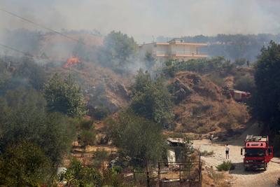 Smoke billows from a wildfire in the town of Delvine, south-east Albania, on August 13, 2025, as fire crews, aided by mi-stock-foto