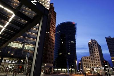 BAHNHOF POTSDAMER PLATZ MIT DB ZENTRALE DEU Deutschland Berlin 2006 04 28 Blaue Stunde am Region-stock-foto