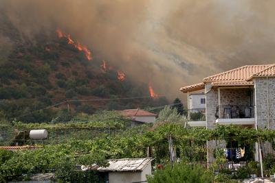 Smoke billows from a wildfire in the town of Delvine, south-east Albania, on August 13, 2025, as fire crews, aided by mi-stock-foto