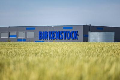 22.06.2025 - Blick auf die Firma Birkenstock im Gewerbegebiet Pasewalk-Stettin bei Pasewalk Pasewalk Mecklenburg-Vorpomm-stock-foto