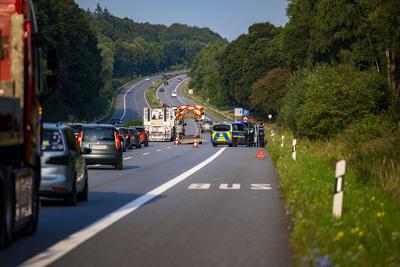 Autofahrerin kracht in Verkehrssicherungsanh?nger-stock-foto
