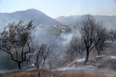 Smoke billows from a wildfire in the town of Delvine, south-east Albania, on August 13, 2025, as fire crews, aided by mi-stock-foto