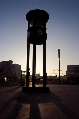 Bildnummer: 50058512  Datum: 15.09.2001  Copyright: imago/Steinach?lteste Ampelanlage Europas am Potsdamer Platz, Objekte , Gegenlichtaufnahme; Berlin, 2001, , Sehensw?rdigkeit , St?dte , Wahrzeichen, Nachbau, Verkehrsturm, Turm der Firma Siemens, T?rme, Historische Ampel, Ampeln, Ampelanlagen, Uhr, Uhren,; , hoch, Kbdia, Totale, Denkm?ler, Deutschland, ohne, Reise, Europa; Aufnahmedatum gesch?tzt-stock-foto