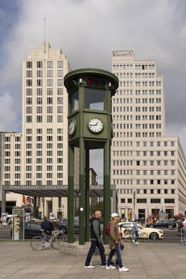 Der Verkehrsturm am Potsdamer Platz in Berlin war die erste Verkehrsampel in Deutschland. Der f?nfseitige Turm regelte a-stock-foto