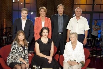 Hintere Reihe von links: Ulrich MEYER, Fernsehmoderator, Bettina B?TTINGER, Fernsehmoderatorin, Gerhard DELLING, Fernse-stock-foto