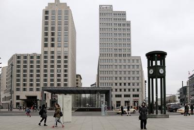 12 03 2016 Berlin Deutschland Das Beisheim Center links und das Delbrueck Haus am Potsdamer Pl-stock-foto