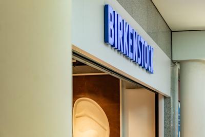 Birkenstock ? Markenschriftzug am Flughafen-stock-foto