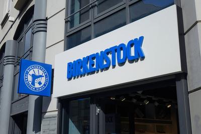 Schriftzug Birkenstock Schriftzug Birkenstock, 06.04.2024, Mitte, Berlin, ?ber einer Filiale steht der Schriftzug Birken-stock-foto