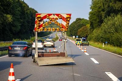 Autofahrerin kracht in Verkehrssicherungsanh?nger-stock-foto