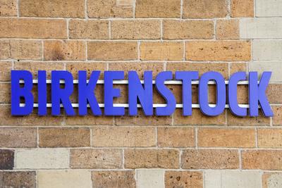 Birkenstock, deutscher Schuhhersteller, Traditionsmarke, Schriftzug am Firmengeb?ude in K?ln-Rheinauhafen, Nordrhein-Wes-stock-foto