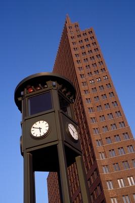 Bildnummer: 50058504  Datum: 15.06.2001  Copyright: imago/SteinachErste Ampelanlage Europas am Potsdamer Platz, Objekte , Geb?ude, au?en, Au?enansicht; Berlin, 2001, , Sehensw?rdigkeit , St?dte , Wahrzeichen, Nachbau, Verkehrsturm, Turm der Firma Siemens, T?rme, Wolkenkratzer, Hochhaus, Hochh?user, Historische Ampel, Ampeln, Ampelanlagen, Uhr, Uhren,  hoch, Kbdia, Totale, Architektur, Kunst, B?rogeb?ude, Bauwerke, Denkm?ler, Deutschland, ohne, Reise, Europa; Aufnahmedatum gesch?tzt-stock-foto
