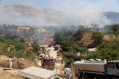 Smoke billows from a wildfire in the town of Delvine, south-east Albania, on August 13, 2025, as fire crews, aided by mi-stock-foto