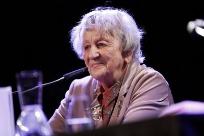 Ingrid Noll bei der lit.cologne 2019 Veranstaltung Die Grande Dame des Deutschen Krimis Ingrid Noll versteckt einen Gol-stock-foto