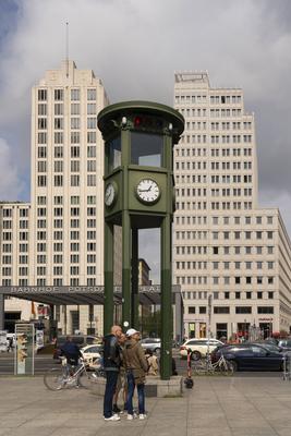 Der Verkehrsturm am Potsdamer Platz in Berlin war die erste Verkehrsampel in Deutschland. Der f?nfseitige Turm regelte a-stock-foto