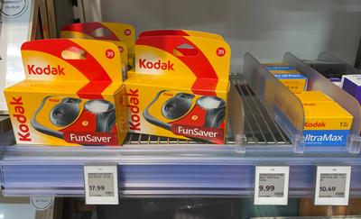 13.08.2025,Deutschland, NRW,Fotokonzerne,Das Unternehmenden Eastman Kodak steht vor dem Aus - die Aktie st?rzte um 25 Prozent ab,Kodak Kameras bei einem H?ndler,-stock-foto