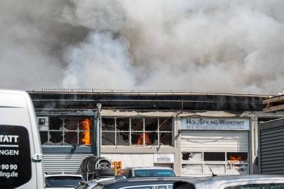 Gro?brand eines Reifenlagers mit Geb?udekomplex-stock-foto
