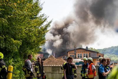 Gro?brand eines Reifenlagers mit Geb?udekomplex-stock-foto