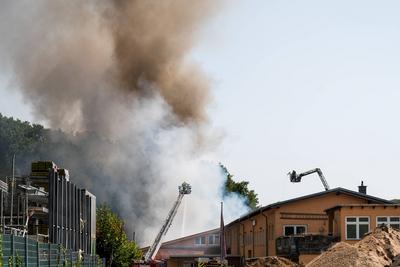 Gro?brand eines Reifenlagers mit Geb?udekomplex-stock-foto