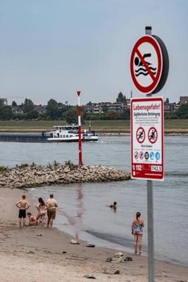 Badeverbot Rhein-stock-foto