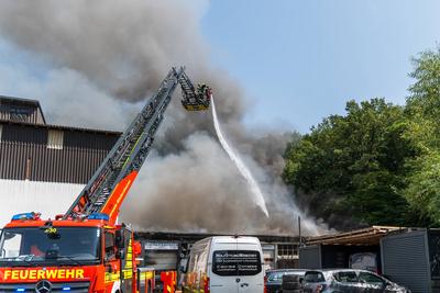 Gro?brand eines Reifenlagers mit Geb?udekomplex-stock-foto