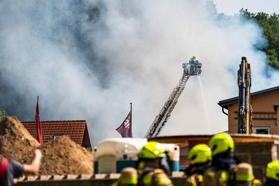 Gro?brand eines Reifenlagers mit Geb?udekomplex-stock-foto
