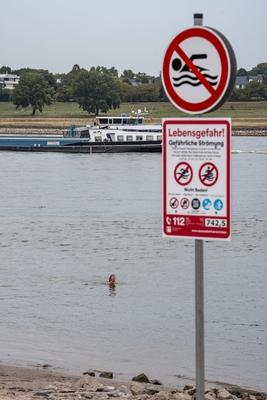 Badeverbot Rhein-stock-foto