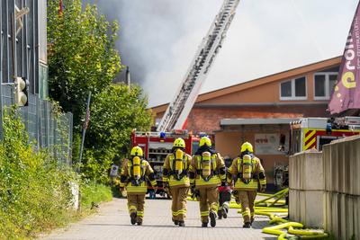 Gro?brand eines Reifenlagers mit Geb?udekomplex-stock-foto