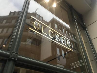 Logo der Modemarke CLOSED an einer Filiale in Hamburg 18 04 2018 *** Logo of the fashion brand CLOSE-stock-foto